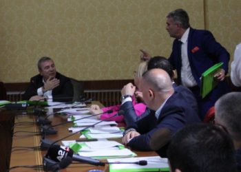 “Ik vazhdo, dil jashtë”/ Sherr te “reforma zgjedhore”, Gjuzi përplaset me Gjiknurin: Do flas se s’bën, s’e njoh komisionin me…