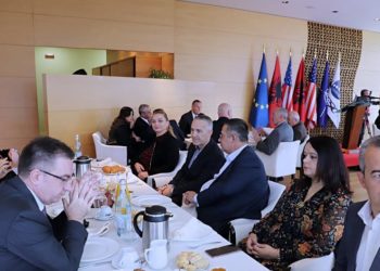 FOTO/ PD harron “sherret”, Vokshi shfaqet krah “oligarkëve”, Paloka drekon me Gjiknurin dhe Ahmetajn
