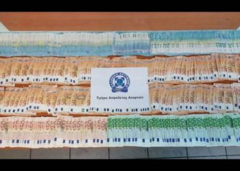 Heroinë, makina, dhe mijëra euro, goditet banda e drogës në Athinë, mes tyre edhe shqiptarë (Foto)