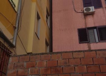 FOTOLAJM / Tërmeti bashkon dy pallate me njëri-tjetrin