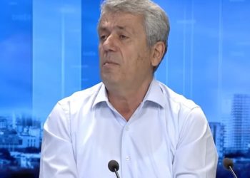 Zhvendosja e Durrësit me 10 cm, sizmiologu thirrje qytetarëve: Mos hyni në banesat e dëmtuara