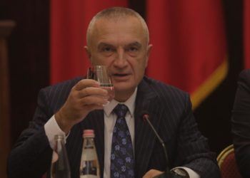 FOTO/ “Gezuar, për Gjykatën Kushtetuese”, Meta e nisi me dolli konferencën e jashtëzakonshme