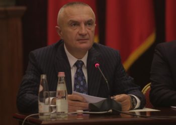 FOTO/ “Gezuar, për Gjykatën Kushtetuese”, Meta e nisi me dolli konferencën e jashtëzakonshme