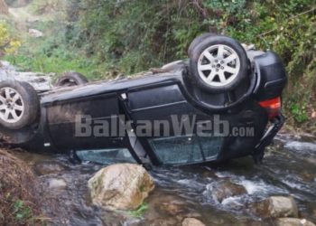 Aksidenti në Përrenjas/ Makina rrokulliset 30 metra në përrua, shpëtohen 4 familjarët