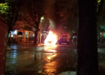 Makina përfshihet nga flakët në zonën e Ish-Bllokut, nuk ka të lënduar