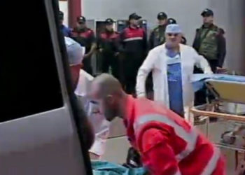 Nuk e lejuan te futet në spital, nëna e shoferit të plagosur në atentat: Po jep jetën për 30 mijë lekë