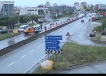 Shkëmbim me armë zjarri te Mbikalimi i Shkozetit në Durrës, dyshohet për të plagosur