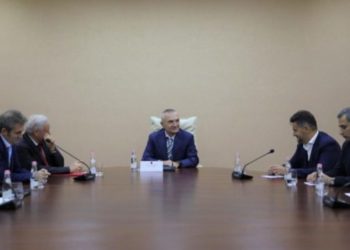 Meta takon përfaqësuesit e Shoqërisë Civile dhe bën thirrje: Ndërkombëtarët të rrinë larg, fatet e atdheut në duart tona