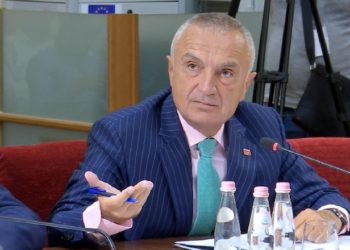 Presidenca reagon ndaj Arta Vorpsit: Nuk ndalojmë askënd të betohet as tek noterja, as tek parukierja