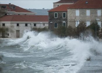 Moti i keq godet Kroacinë, përmbyten qytetet bregdetare