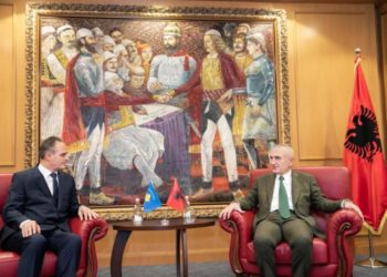 Merr detyrën ambasadori i ri i Kosovës në Tiranë, i dorëzon Metës Letrat Kredenciale
