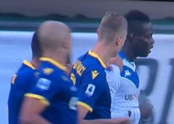 Balotelli ndalon lojën dhe godet topin nga tribuna e racistëve (VIDEO)