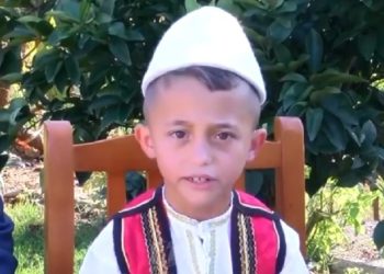 7-vjeçari reciton 2800 vargje të At Gjergj Fishtës pa ndaluar asnjë sekondë (Video)