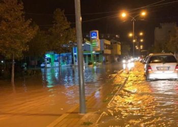 Reshjet e dendura përmbytin Durrësin, kaos në qarkullim, trafik dhe ujë në banesa (Video)