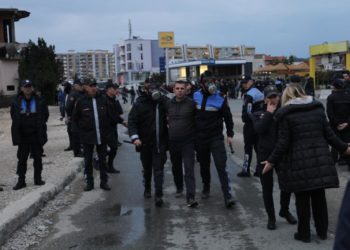 Përplasje për aksionin e IKMT tek “Astiri”, lëndohen 6 banorë dhe tre policë