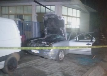 Vëllezërit korçarë bëjnë për spital 40-vjeçarin pas sherrit, i bëjnë “copash” edhe makinën