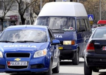 E denoncuan fqinjët se mbante armë në shtëpi, pranga 50-vjeçarit në Kamzë