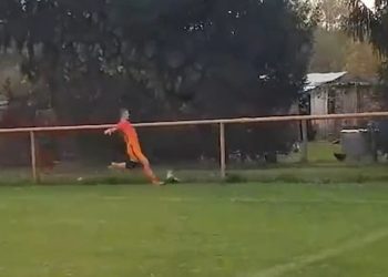 Skandal në fushë, futbollisti vret pulën duke e shkelmuar (VIDEO)