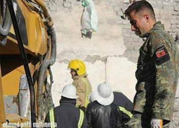 Pa çiftin e pa jetë të përqafuar nën rrënoja, shpërthen në lot ushtari i ekipit të shpëtimit