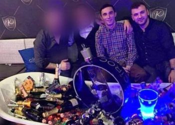 Gjermania/Djali i Fatmir Limajt dhe ministri i Tregtisë së Kosovës pozojnë para vaskës me pije te shtrenjta