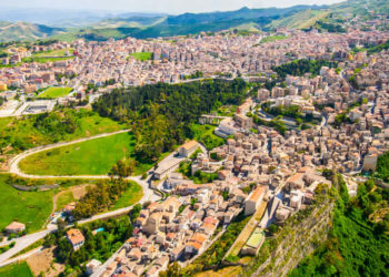 Kjo qytezë italiane jep shtëpi falas, por ka një kërkesë për banorët e rinj (Foto)