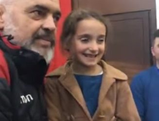 Rama batuta me të prekurit nga tërmeti në Lezhë: Më në fund një buzëqeshje, jam bërë si ariu i cirkut për kalamajtë