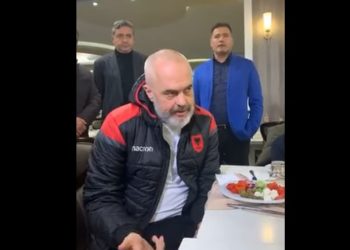 Rama viziton banorët e strehuar në hotele në Durrës pas tërmetit: Socialistë e demokratë jemi bashkë