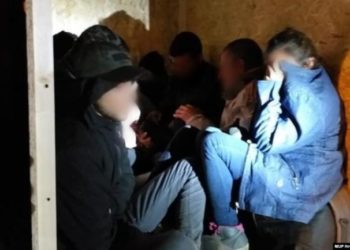 U bllokuan në një arkë druri brenda kamionit, policia kroate shpëton emigrantët, mes tyre dhe fëmijë