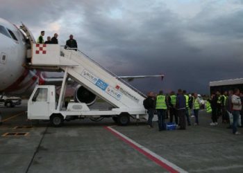 Klandestinë drejt Anglisë me karta italiane të falsifikuara, pranga 3 të rinjve në Rinas