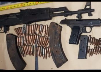 E denoncuan qytetarët, policia i gjen lezhjanit kallashnikov, pistoletë e fishekë luftarakë