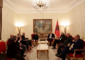 E drejta e Autorit/Kryetari i Kuvendit Ruçi pret grupin e artistëve të njohur: Bëni propozime për ndryshime ligjore