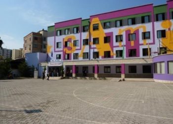 E dëmtuar nga tërmeti, ja gjendja brenda shkollës “Sami Frashëri” në Tiranë (Video)