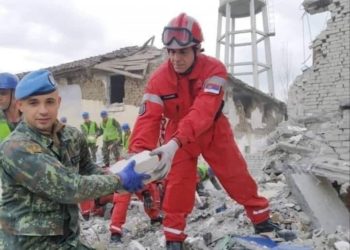 Dhimbja nuk njeh kmbësi, aksioni i shpëtimit bashkon ushtarin serb dhe atë kosovar në Durrës (FOTO)
