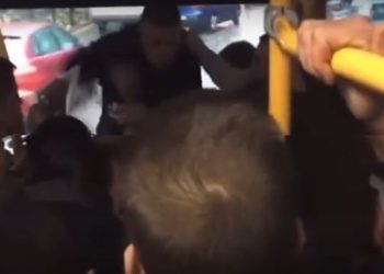 VIDEO/ Vajzës i humb portofoli, pasagjerët rrahin keq shoferin e autobusit