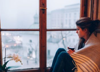 Ndiheni të trishtuar në ditët me shi? Shkenca tregon shkakun pse ndodh kjo