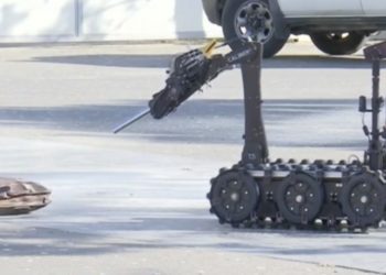 VIDEO+FOTO/ Rezulton fals alarmi për bombë në sheshin “Skënderbej”, çfarë gjeti Policia brenda çantës
