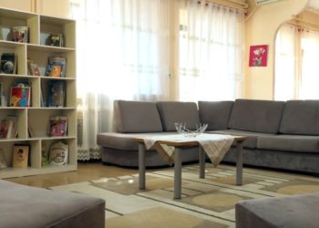 Shtëpi për të rinjtë pa kujdes prindëror/ Drejtorja e Shërbimit Social: Aftësim për jetesë të pavarur