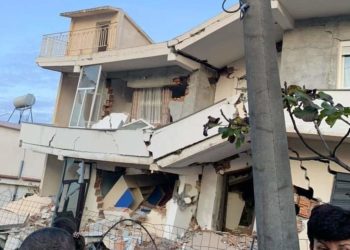 TRAGJIKE NË DURRËS! Dëgjoheshin thirrje për ndihmë, por vila me 3 familje brenda shembet papritur