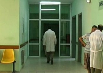 Hidhet nga kati i katërt i pallatit, shpëton mrekullisht gruaja në Korçë