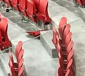 Hodhën shishe plastike në “Air Albania”, shoqërohen dy tifozë. Identifikohen edhe ata që dëmtuan stadiumin