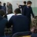 VIDEO/ Momenti i tmerrshëm kur një student i vendos pistoletën në kokë profesorit gjatë orës së mësimit
