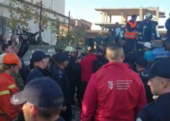 Video/ Momenti kur skuadra e emergjencave të Tiranës dhe FSK shpëtojnë 16-vjeçarin në Durrës
