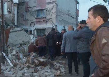 Durrës, shpëtohen 22 persona të bllokuar nën rrënoja