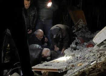 Pamjet e tmerrit, banorët në Thumanë nxirren nga rrënojat (VIDEO)