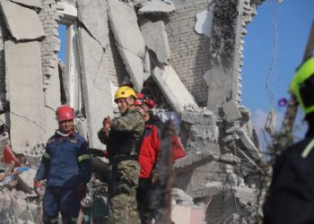 S’ka më njerëz nën rrënoja/ Mbyllet aksioni i kërkim shpëtimit në Thumanë, pritet të nisë shembja e pallateve
