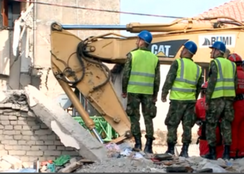 Përbënin rrezik pas tërmetit, shemben katër pallate në Thumanë