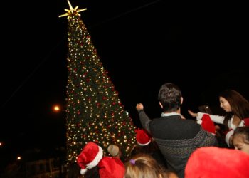 Atmosferë e gëzueshme në Tiranë, ndizen dritat e festave te Pazari i Ri (Foto)