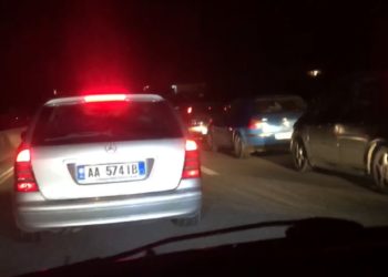 Paniku nga tërmeti në Tiranë, qytetarët lënë shtëpitë dhe dynden drejt Elbasanit (Video)