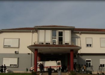 E kap paniku nga tërmeti i sotëm, qytetari hidhet nga kati i tretë i pallatit te “Myslim Shyri”