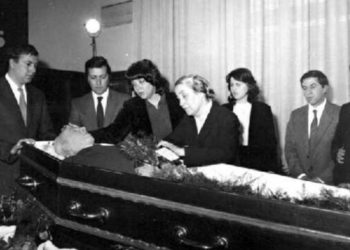 Dëshmia e grimierit të RTSH: Natën e vdekjes Enverit iu bë operacion sekret në morg